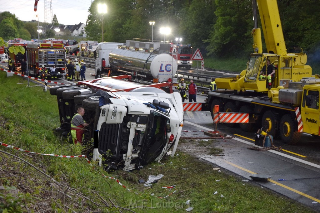 VU Gefahrgut LKW umgestuerzt A 4 Rich Koeln Hoehe AS Gummersbach P299.JPG - Miklos Laubert